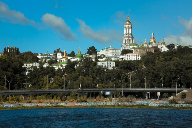 Mosteiro de Kyiv Pechersk Lavra acima da foto da paisagem urbana do rio Dnipro
