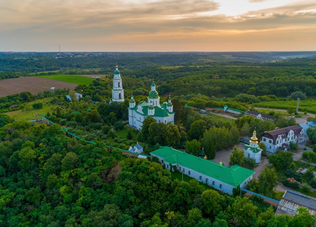 Mosteiro de Mgarsky de cima da região de Lubny Poltava