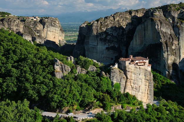 Foto mosteiro de rousanou e monastério de são estêvão em meteora, na grécia