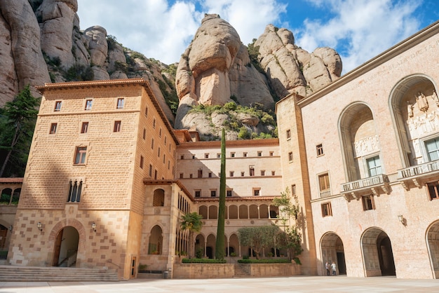 Mosteiro de Santa Maria de Montserrat é uma abadia beneditina localizada na montanha perto de Barcelona, Catalunha, Espanha