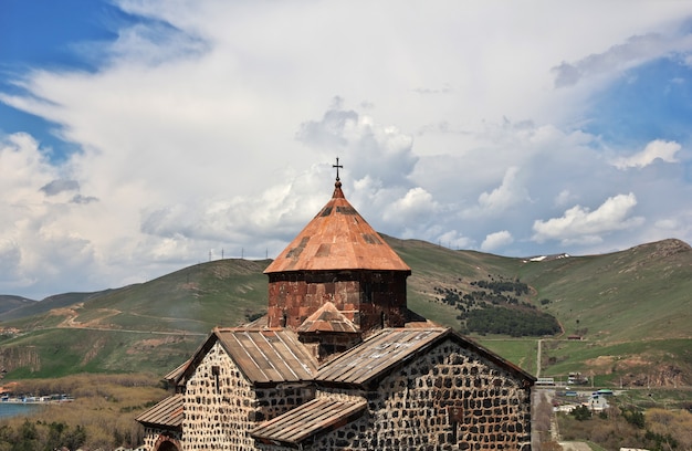 Mosteiro de Sevanavank no lago Sevan, Armênia