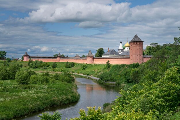 Foto mosteiro de spaso evfimiev na margem do rio kamenka em um dia de verão na região de suzdal vladimir rússia