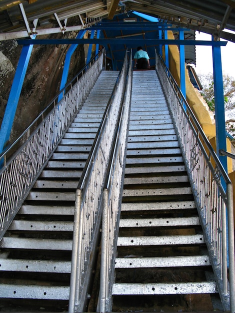 Mosteiro de Taungkalat em Popa Mount Myanmar