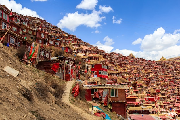 Foto mosteiro de vista superior em larung gar (academia budista), sichuan, china