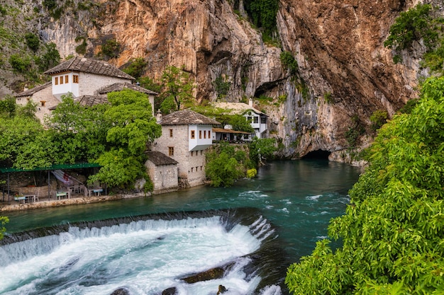 Mosteiro dervixe ou tekke na nascente do rio Buna na cidade de Blagaj, Bósnia e Herzegovina