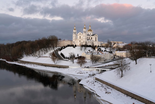 Mosteiro do Espírito Santo e a Catedral da Santa Assunção em uma noite ensolarada de inverno Vitebsk Bielorrússia