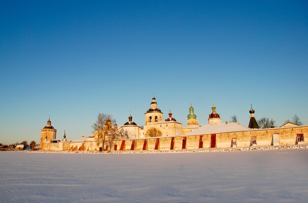 Mosteiro do norte da Rússia no inverno