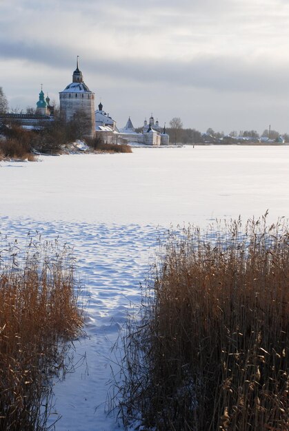 Mosteiro do norte da Rússia no inverno