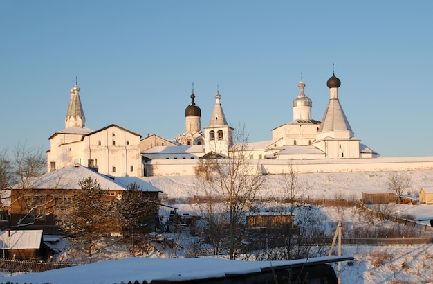 Mosteiro do norte da Rússia no inverno