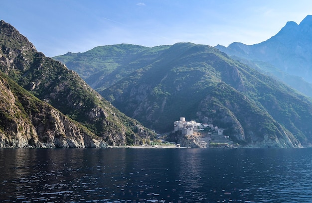 Mosteiro grego ortodoxo no monte athos vista do mar dionysiou