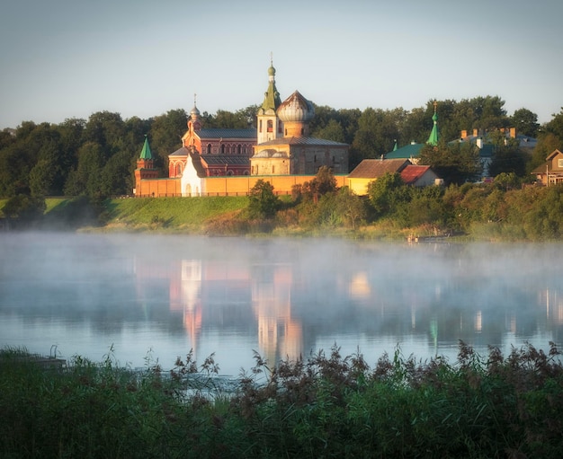 Mosteiro masculino de Nikolsky em Staraya Ladoga, na região de Leningrado, em uma manhã de neblina no rio Volkhov. Viajando pelos rios da Rússia