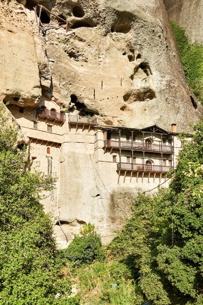 Mosteiro na falésia em Meteora, perto da aldeia de Kastraki, Grécia