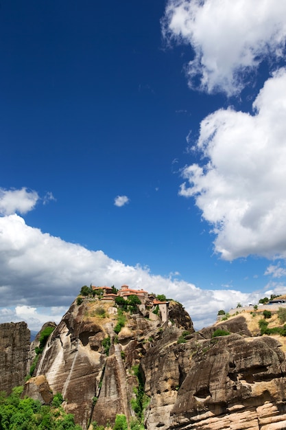 Mosteiro no topo de uma rocha em meteora, grécia