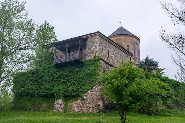 Mosteiro ortodoxo de Martvili construído no século VII. Geórgia, samegrolo. Viajar por