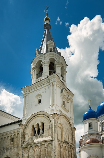 Mosteiro ortodoxo na aldeia de Bogolyubovo, oblast de Vladimir. Rússia