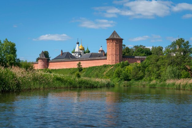 Foto mosteiro spasoevfimiev no rio kamenka em um dia de verão ensolarado suzdal região de vladimir rússia