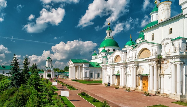 Mosteiro SpasoYakovlevsky em Rostov, a Grande Rússia