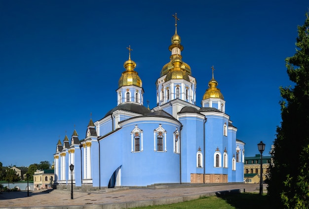 Mosteiro St. Michaels com cúpula dourada em Kiev, Ucrânia, em uma manhã ensolarada de verão