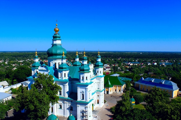 Mosteiro Troitskyi do alto do voo do pássaro em Chernihiv
