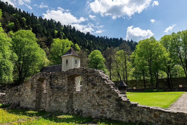 Mosteiro Vermelho na Eslováquia Pieniny Mountains Arquitetura e Marcos