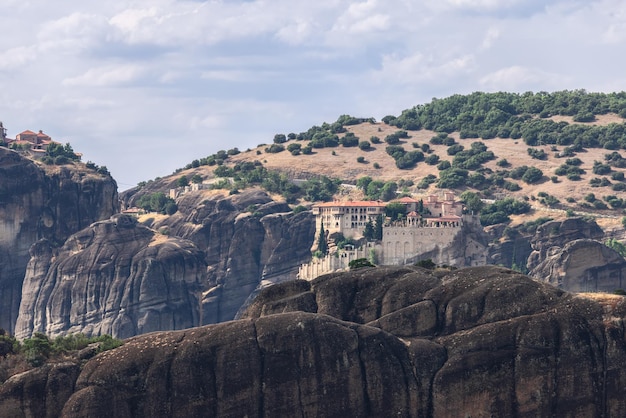 Mosteiros de Varlaam e Great Meteoron em planaltos em visibilidade um ao outro em Meteora, Grécia