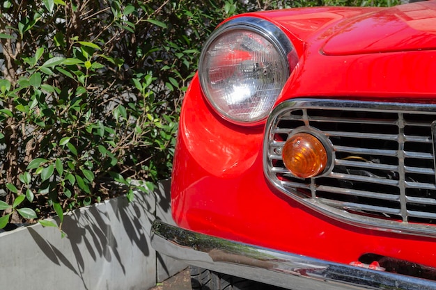 Mostra de carros antigos vermelhos clássicos