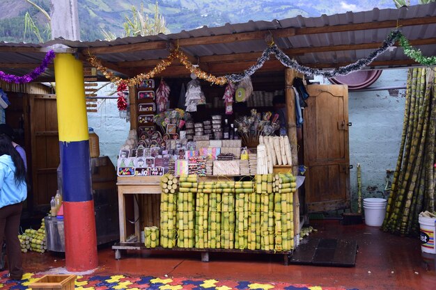 Mostrador de compras con productos cerca de Baños