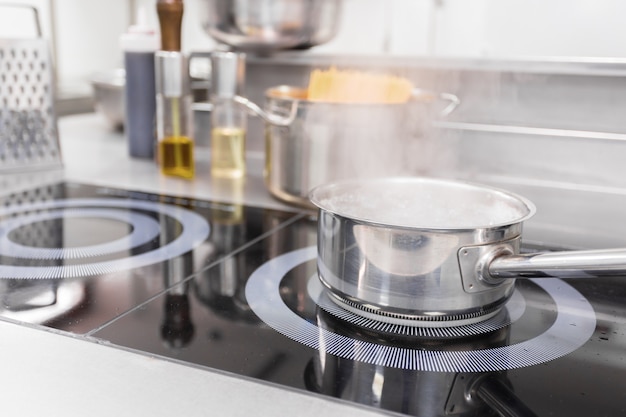 Mostrador de estufa en la cocina de un restaurante moderno