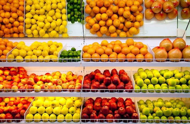 Mostrador con fruta en supermercado