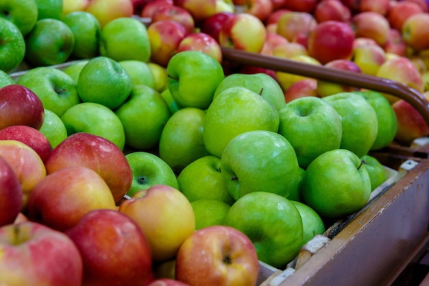 Mostrador o vitrina con frutas, manzanas verdes y rojas en la tienda