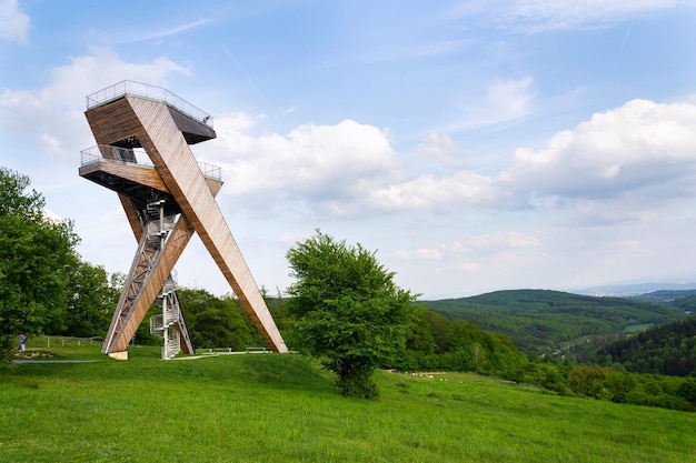 Mostrador de observación en la hermosa torre mirador Salas Moravia República Checa