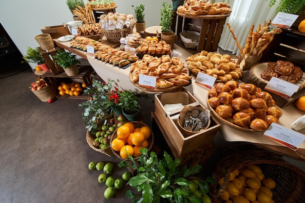 Un mostrador en una panadería con una variedad de productos sobre la mesa.