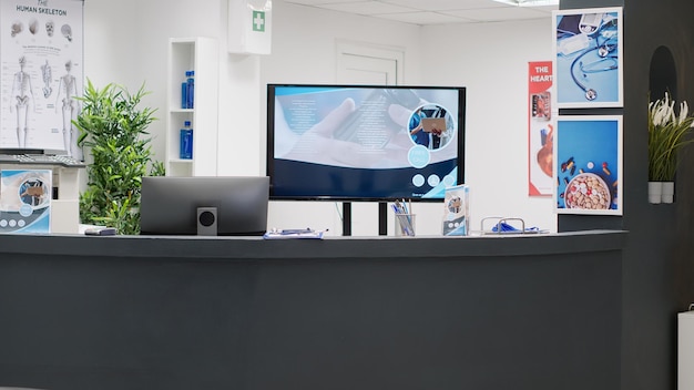 Foto mostrador de recepción del hospital en el vestíbulo de la clínica para ayudar a pacientes y médicos con consultas y citas médicas. mostrador de recepción vacío en la sala de espera, centro de salud.