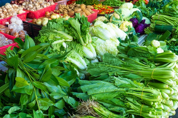 Un mostrador con verduras y hierbas frescas.