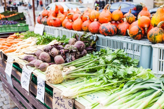 Mostradores con verduras frescas en el mercado callejero de Praga.