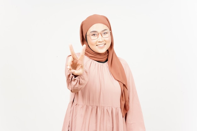 Mostrando a contagem de dois dedos de uma linda mulher asiática usando hijab isolado em fundo branco