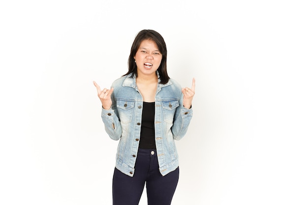Mostrando a mão de metal de uma linda mulher asiática vestindo jaqueta jeans e camisa preta isolada no branco