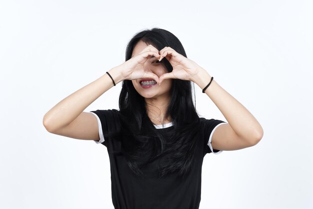 Foto mostrando amor corazón signo de hermosa mujer asiática aislado sobre fondo blanco