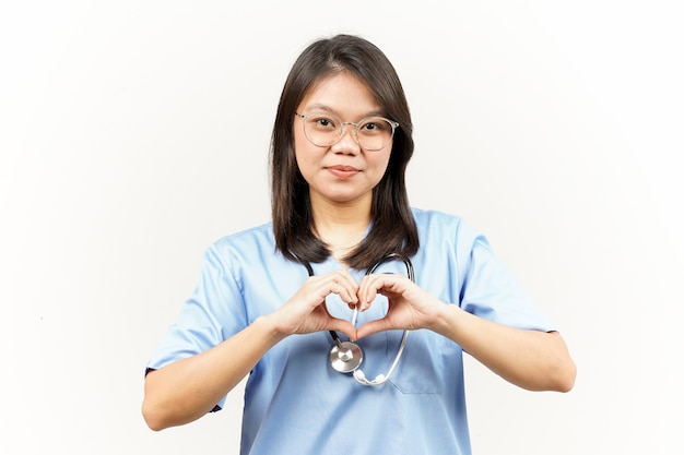 mostrando el amor o el signo del corazón del joven médico asiático aislado sobre fondo blanco