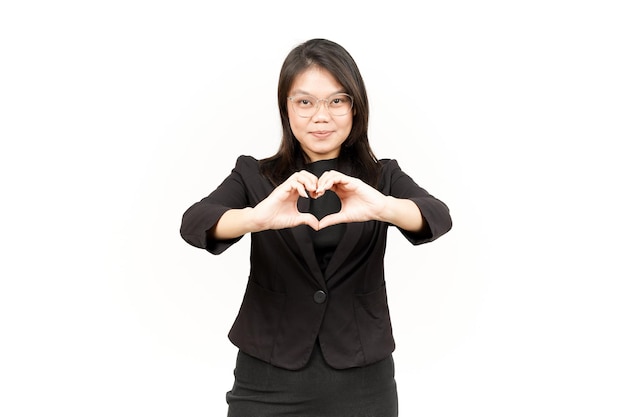 mostrando amor signo de hermosa mujer asiática vistiendo chaqueta negra aislado sobre fondo blanco.