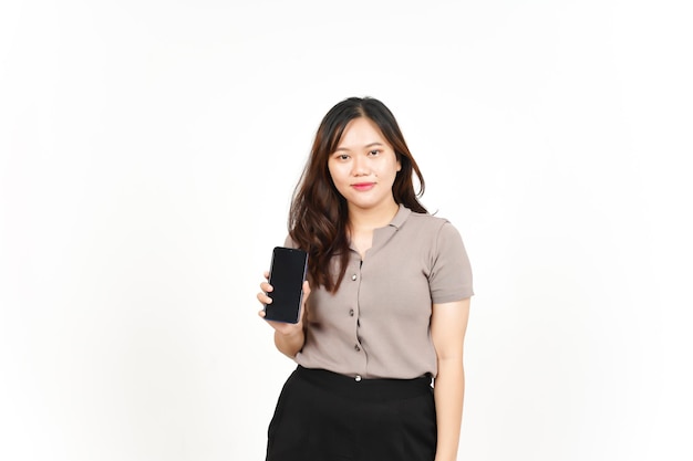 Mostrando aplicaciones o anuncios en el teléfono inteligente de pantalla en blanco de hermosa mujer asiática aislada sobre fondo blanco