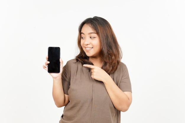 Mostrando aplicaciones o anuncios en el teléfono inteligente de pantalla en blanco de hermosa mujer asiática aislada sobre fondo blanco