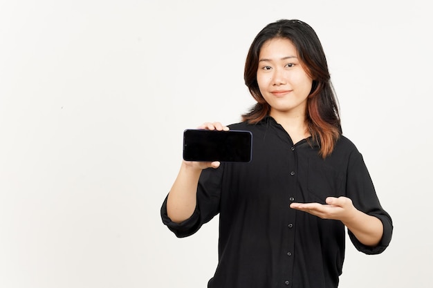 Mostrando aplicaciones o anuncios en el teléfono inteligente de pantalla en blanco de hermosa mujer asiática aislada sobre fondo blanco