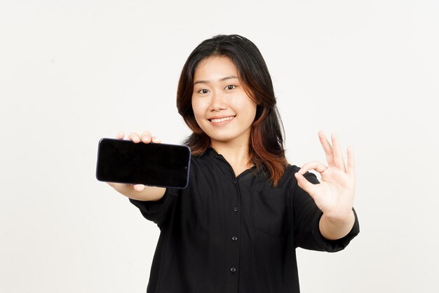 Mostrando aplicaciones o anuncios en el teléfono inteligente de pantalla en blanco de hermosa mujer asiática aislada sobre fondo blanco