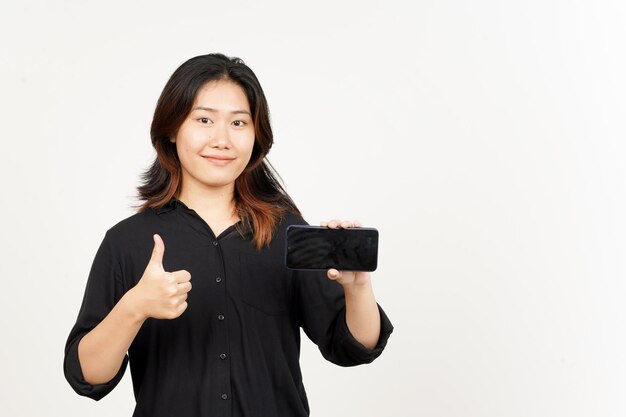 Mostrando aplicaciones o anuncios en el teléfono inteligente de pantalla en blanco de hermosa mujer asiática aislada sobre fondo blanco