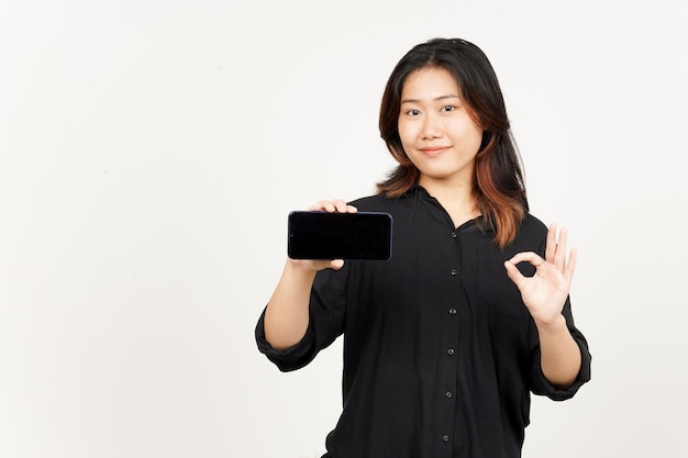 Mostrando aplicaciones o anuncios en el teléfono inteligente de pantalla en blanco de hermosa mujer asiática aislada sobre fondo blanco