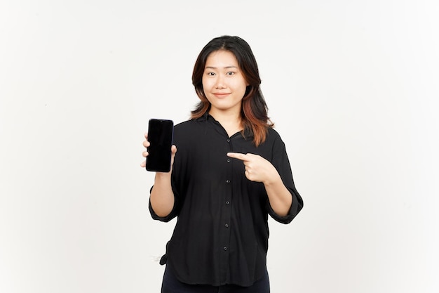 Mostrando aplicaciones o anuncios en el teléfono inteligente de pantalla en blanco de hermosa mujer asiática aislada sobre fondo blanco