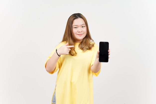 Mostrando aplicaciones o anuncios en el teléfono inteligente de pantalla en blanco de una hermosa mujer asiática con camiseta amarilla