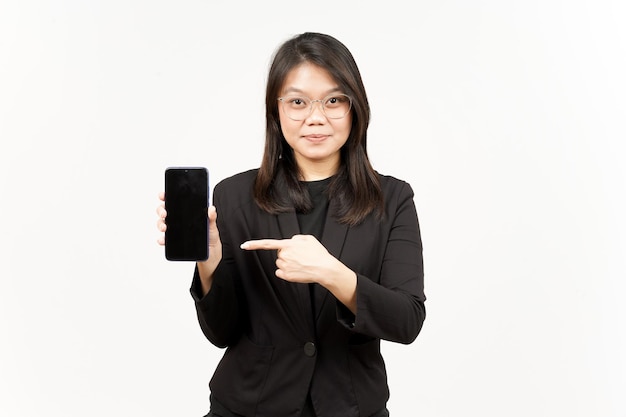 Mostrando aplicaciones o anuncios en el teléfono inteligente de pantalla en blanco de una hermosa mujer asiática con chaqueta negra