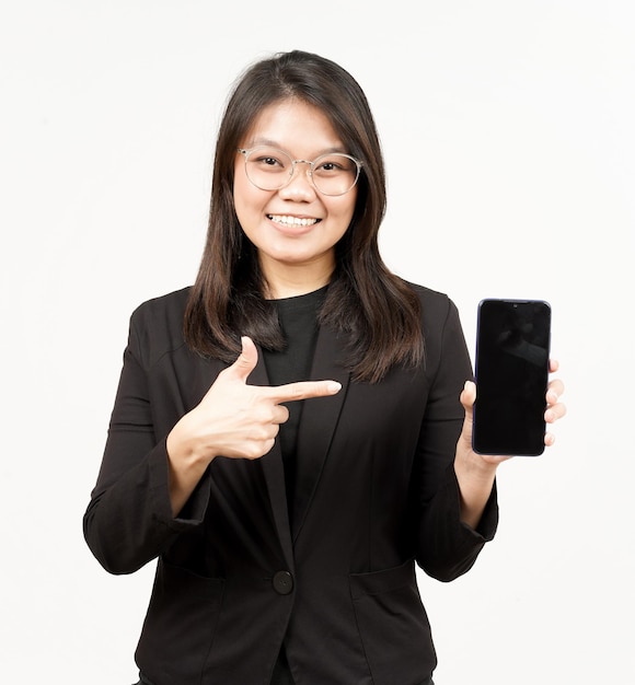 Mostrando aplicaciones o anuncios en el teléfono inteligente de pantalla en blanco de una hermosa mujer asiática con chaqueta negra